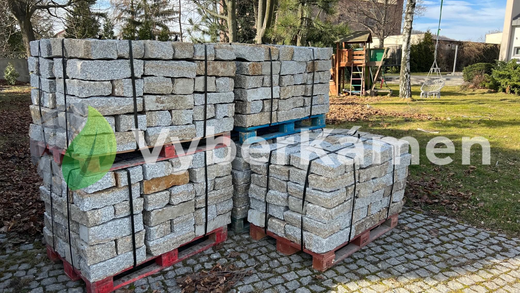 Žulový štípaný krajník - šedohnědý, hrubozrnný